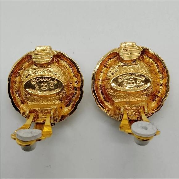 Authentic 🌸CHANEL 🌸Gold plated with Pearl clip on Earrings - Picture 4 of 9